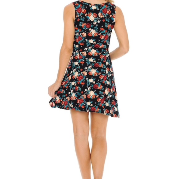 ๐ Skater Dress Summer Fresh Floral HOST PICK - Picture 4 of 4